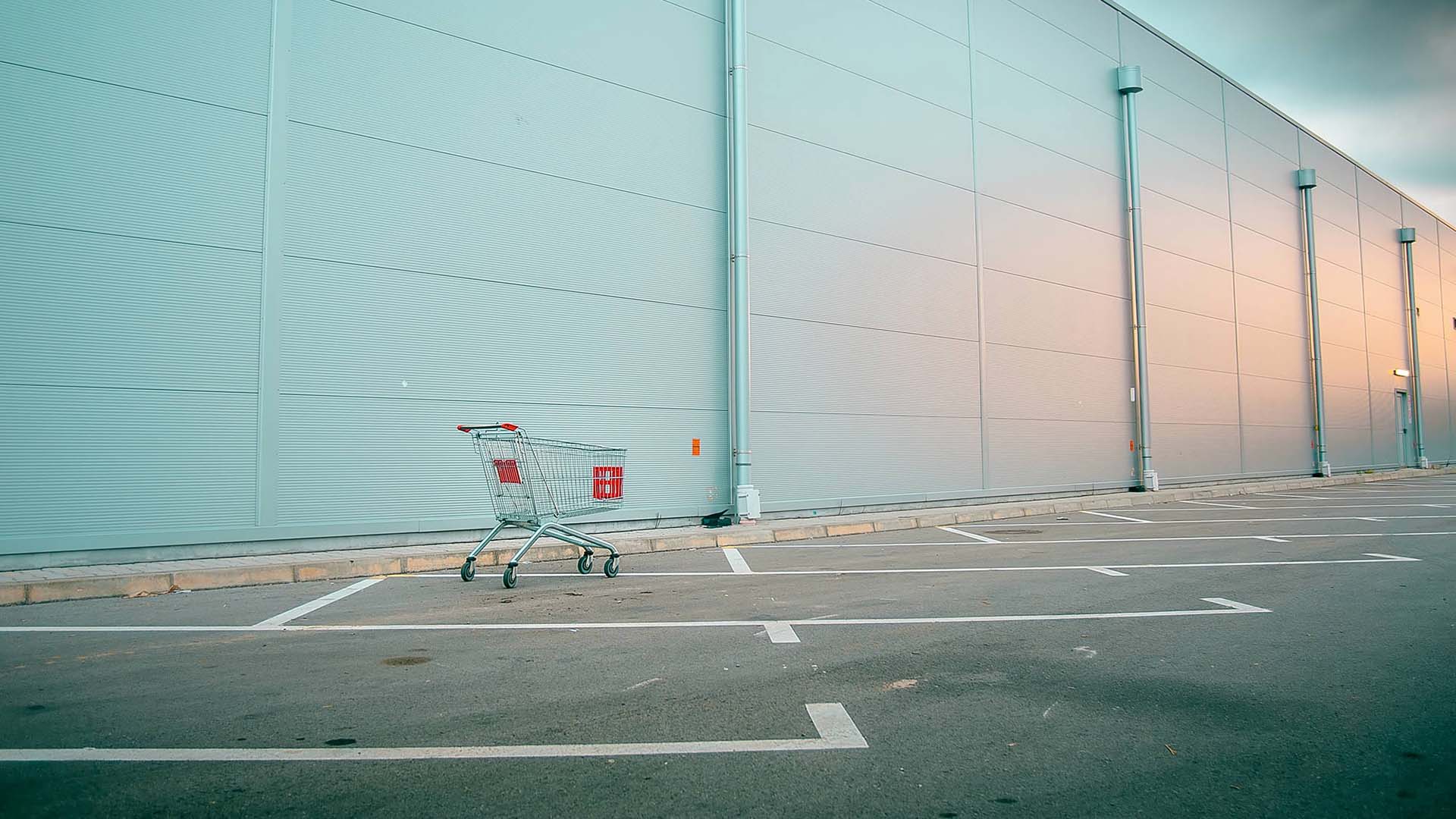 STUDIO FIVE - Reducing E-Commerce Shopping Cart Abandonment: Empty shopping cart in parking lot